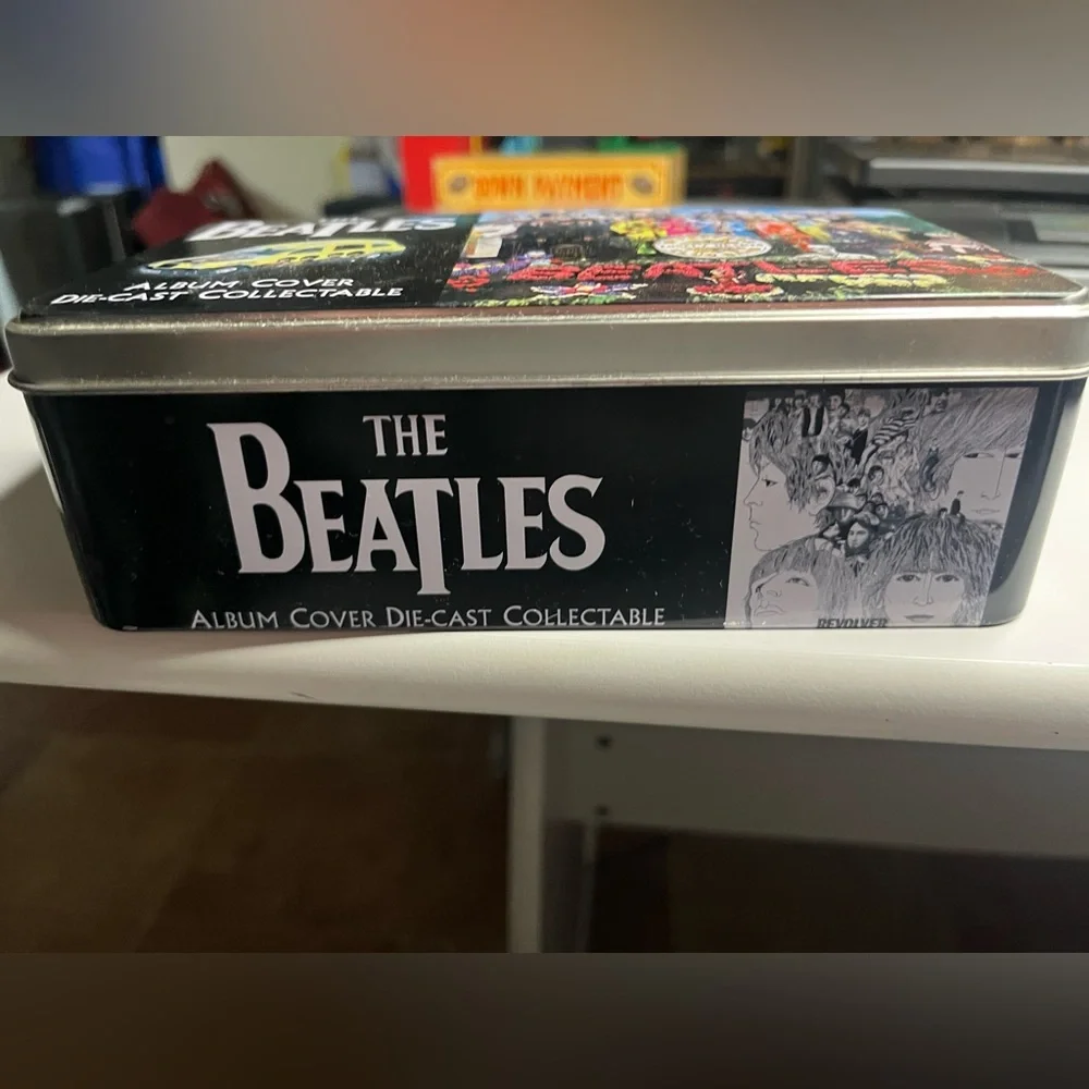 Corgi- The Beatles Sgt Peppper Album Cover London Taxi 2008 in collectors tin - Picture 3 of 6
